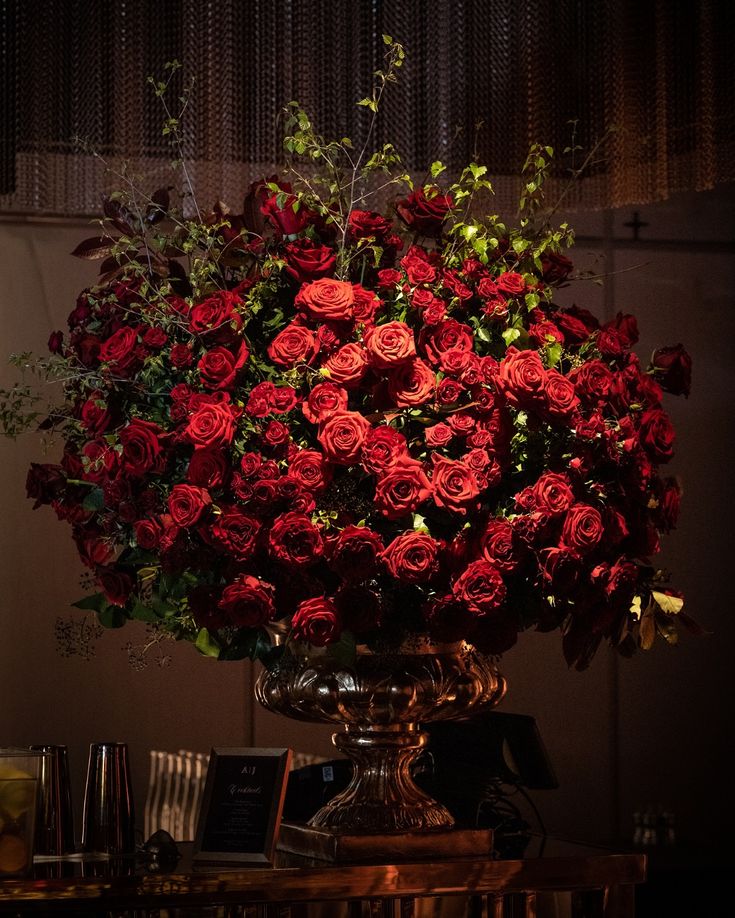 Red Rose Bouquets: Arrangements, Varieties, and Wedding Flowers